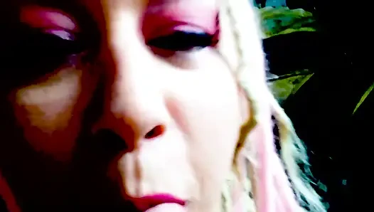 Üniversite öğrencisiyken yeni oda arkadaşın yarağını emmeyi seviyor