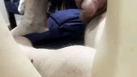 Порнозвезда принимает член