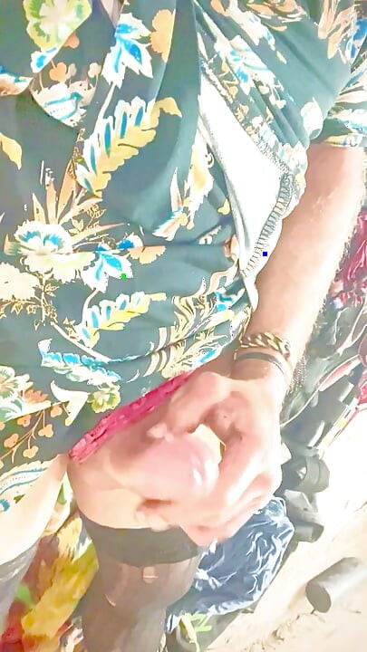 Сіссі одягається, а потім мастурбує кількома камшотами