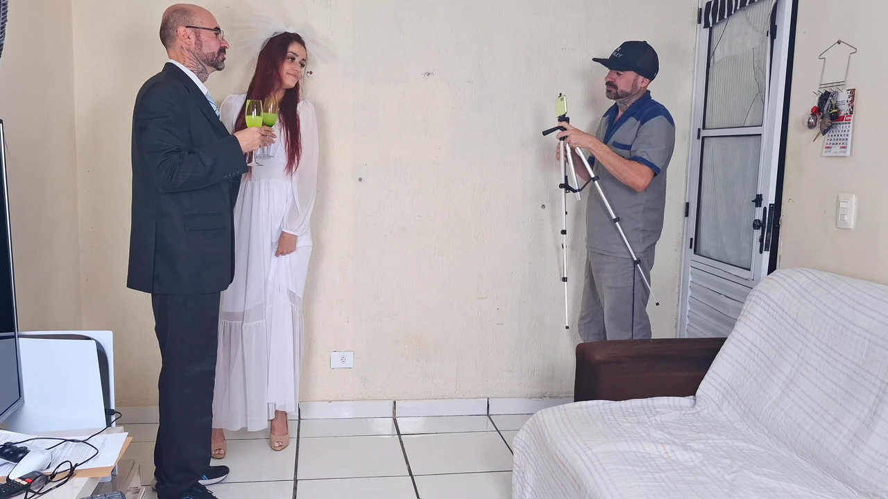 新婚新娘在拍照，而她的丈夫在外面等待