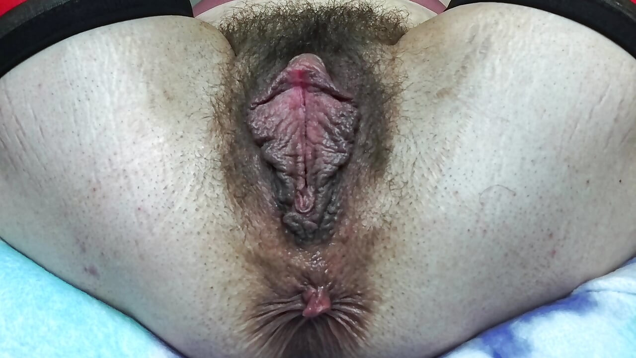 Hairy Latina MILF Fists Her Meaty Bush Pussy Deep Then Stretches with Thick Blue Dildo -extreme Wet Close up