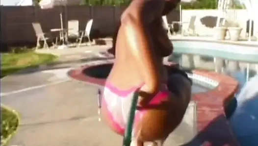 Намазанная маслом французскую чернокожую отшпилил большой черный член на улице