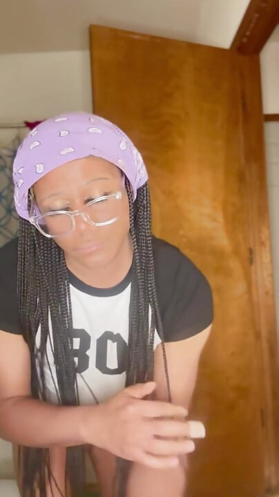 Фембоя мастурбує і має смак сперми