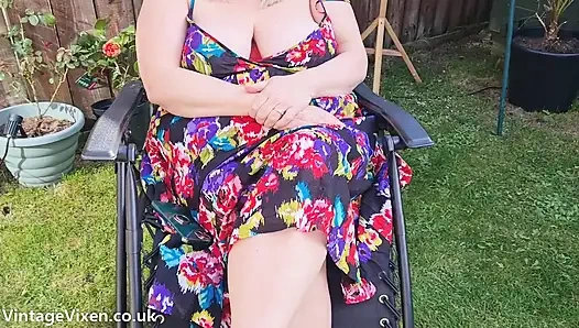 Flört eden teyze bahçede kıllı amını teşhir ediyor