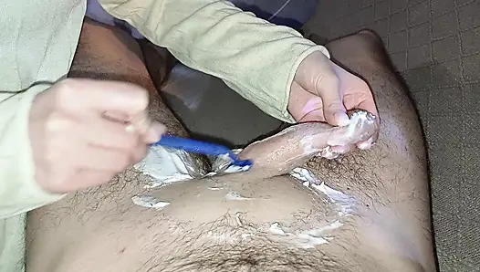 Karımdan sadece sikimi tıraş etmesini istedim ama bana mutlu sonla yağlı bir elle muamele çekti