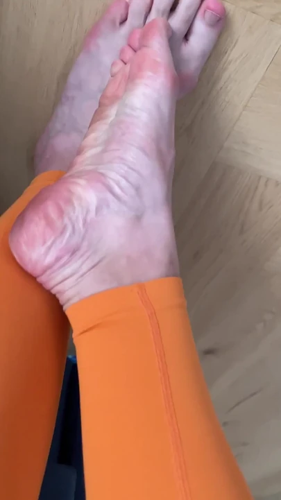 Show Feet in Flip Flops