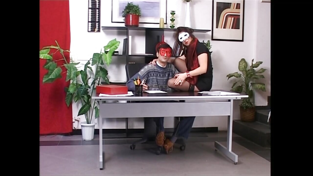 Peludo coño de milf secretaria follada y corrida en el culo por gran polla amateur