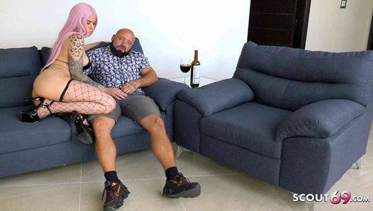 Татуированная латина с розовыми волосами сучка Penny Unicorn без презерватива, секс со старыми немецкими мужчинами