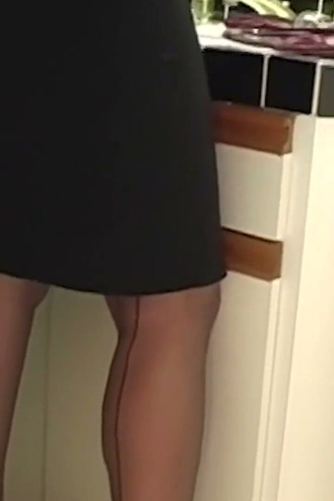 Üvey kızlar koç orta yaşlı seksi üvey anneyle beklenmedik göt yalıyor