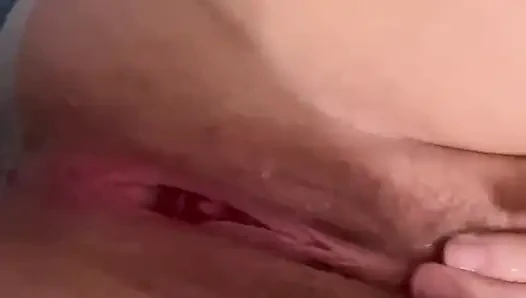 Meine haarige muschi beim pissen fingern