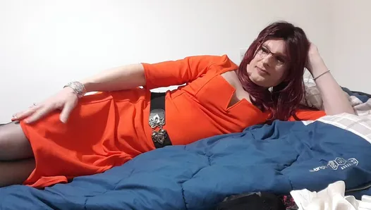 Belle robe orange, belle lingerie - beaucoup de plaisir!