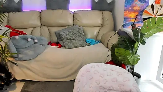 Derin gırtlağına büyük bir dildo soktu