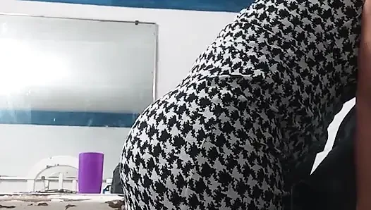 Diese kleine schlampe mag es, sex im haus meiner schwiegermutter zu haben.