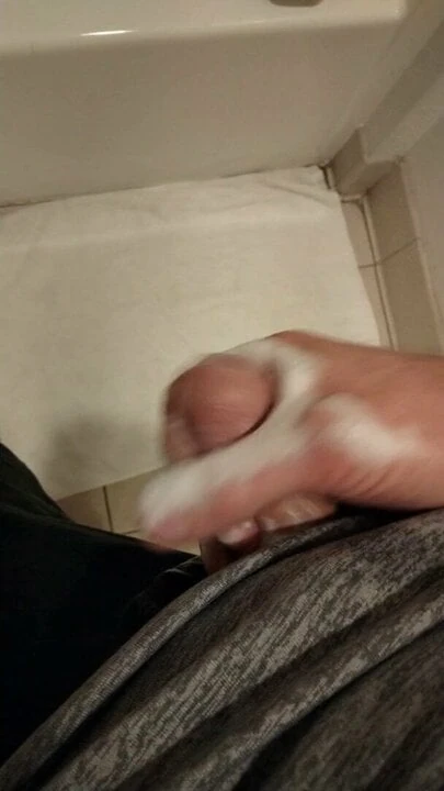 Branler en regardant chic sous la douche