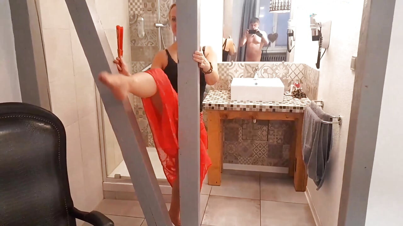 Selena lagi asik berpose dengan erotis