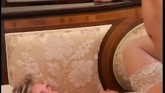 Возбужденная горячая бабуля-шлюшка обожает принимать это в позе раком