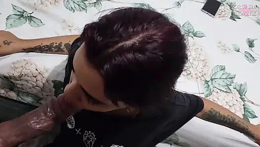 Er lud mich in sein Zimmer ein und leckte meinen Schwanz, bis ich auf seinen Brüsten kam