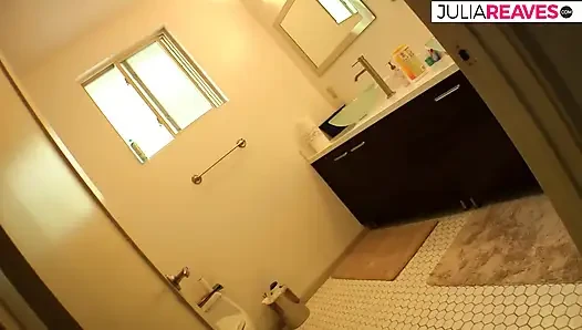 Pelacur pirang mendapat dua kontol besar ke dalam lubangnya yang sempit