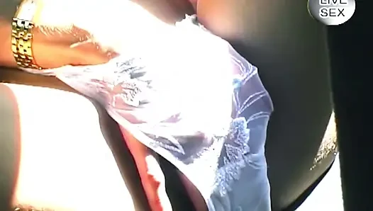 Bebek gibi kız arabada ıslak amcığını mavi dildoyla sikiyor