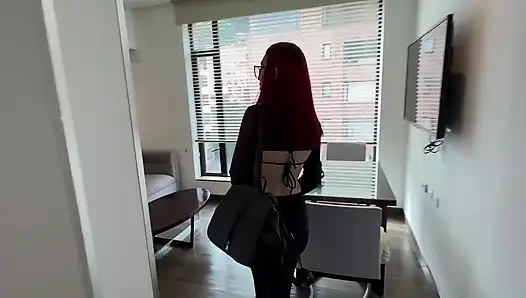 Yabancıyla buluşma, erkek arkadaşımın dairesinde seks yapmakla sonuçlanıyor, o beni kafeteryada ayakta bıraktıktan sonra