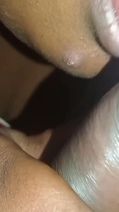 Espectacular momento de "Esposa juega con la polla de su marido volteando la lengua y acabando en la boca"