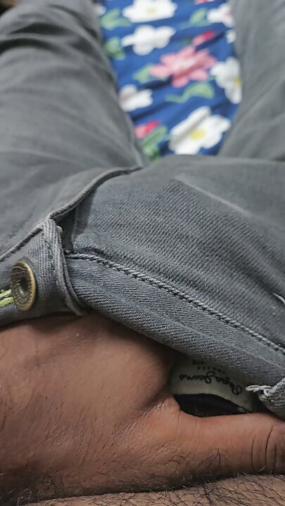 Tante m'a surpris en train de me branler - partie 1
