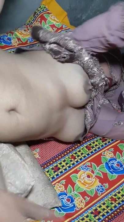 Ateşli orta yaşlı seksi üvey teyze baştan çıkarılıyor ve sert sikiliyor, desi chudai | Klip 1