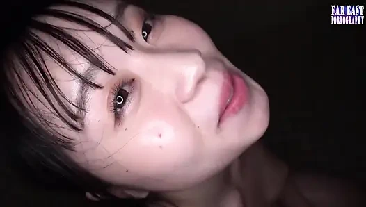 Cewek seksi dengan tubuh langsing ini menggoda pria ini dengan licin di pesta seks favoritnya.6