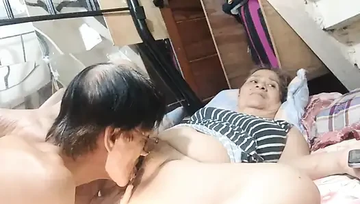 Fışkırtana kadar çok ıslak amcığını çok lezzetli yiyor