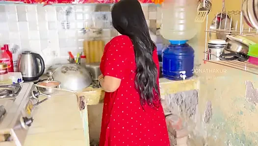 Güzel anne mutfakta yemek pişirirken beni baştan çıkardı - ateşli seks