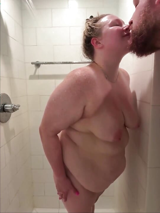 Piggy Rose Streams com Grande Urso no Chuveiro no Quarto de Hotel de Miami
