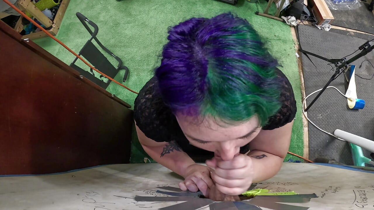 Goth-tenåring besøker glory hole suger ham tørr