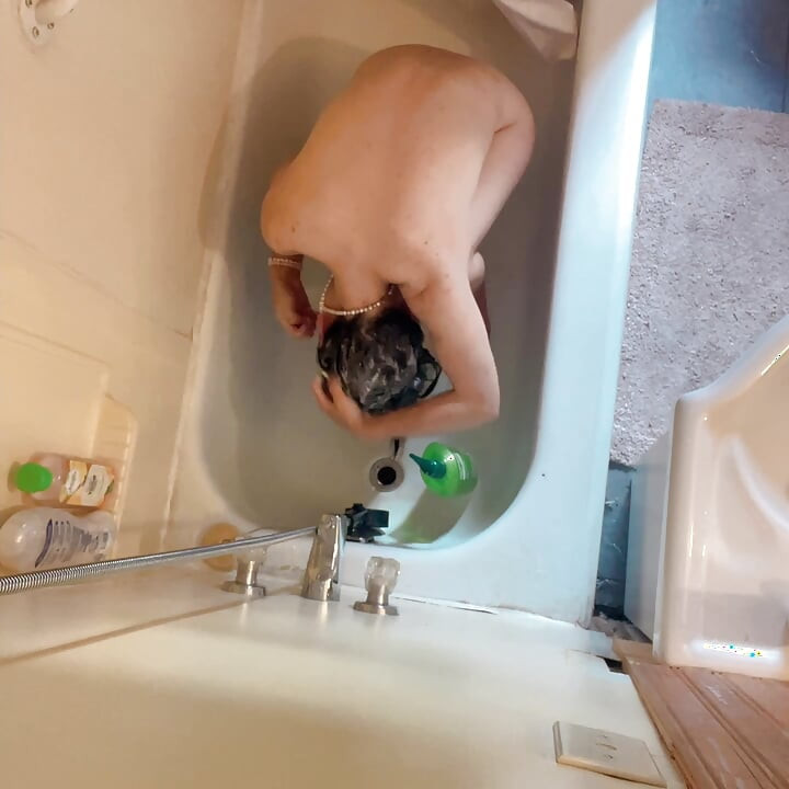 シャワー前に髪をきれいにする