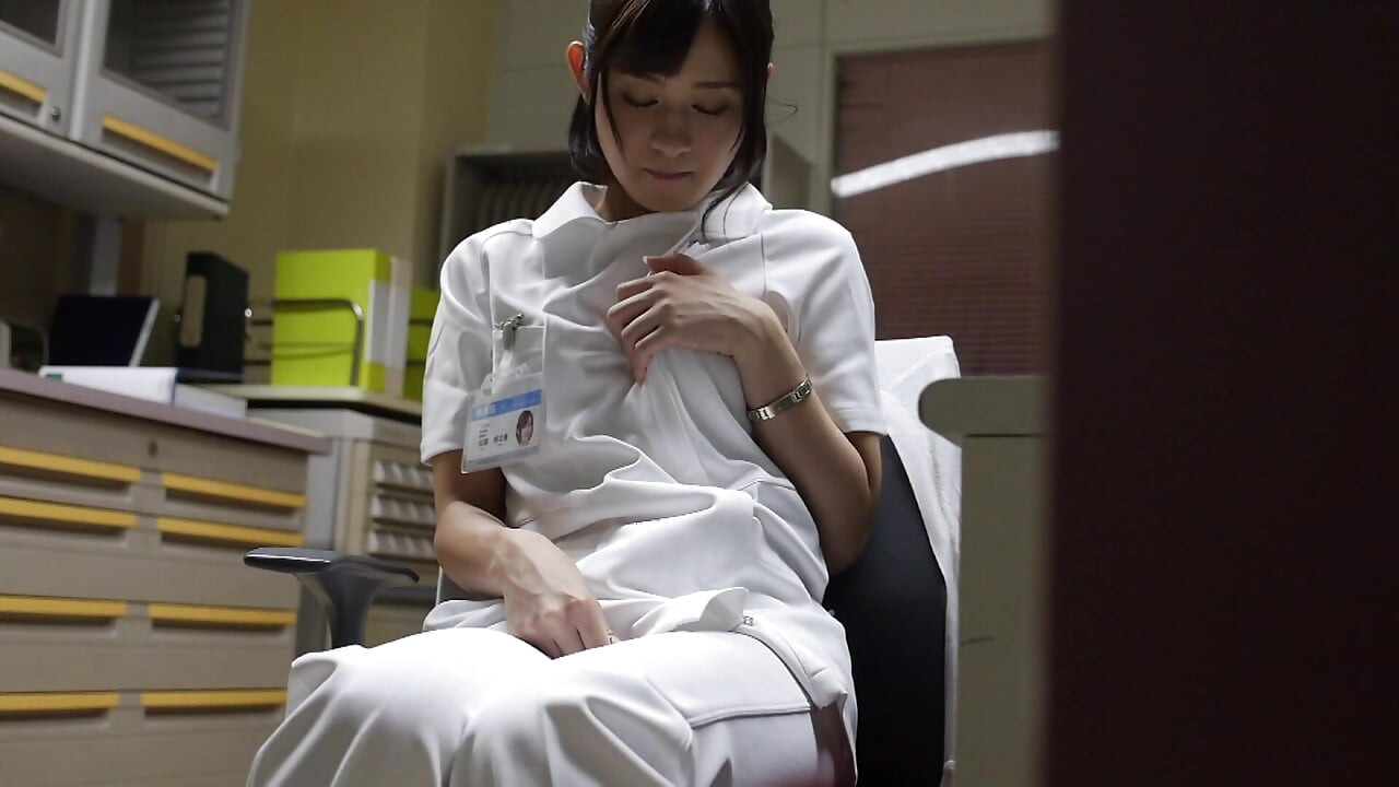 A155B04 The temptation of a frustrated beautiful nurse! Removing the patient's semen is also part of their job!