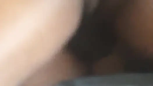 Jan Janet'in içine sert boşalıyor ve çığlık atarak sikişiyor