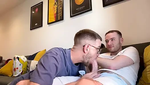 Gamer bros komşuların önünde sikişiyor