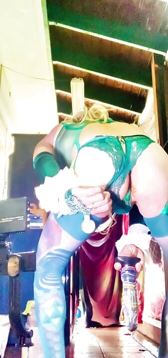 热辣的变性人宝贝Cintia414需要巨大的黑色假阳具