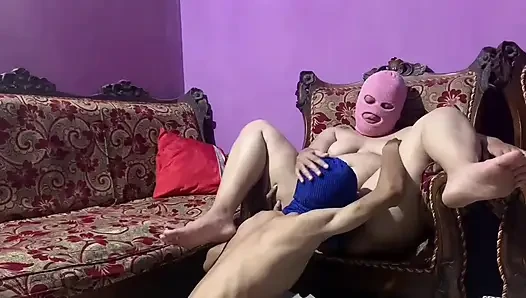 Gerçek!! Oturma odasında komşusunun karısıyla aldatıyor
