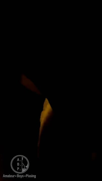 Amateur Jongen Betrapt Op Plassen Op Straat En Helpend