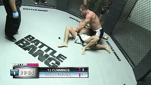 Büyük götlü sarışın kutu kazananını götü ve amcığıyla sikmeyi seviyor