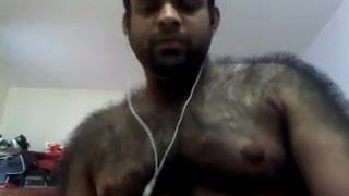 Мужик с меховой опушкой из Индии перед камерой, без спермы