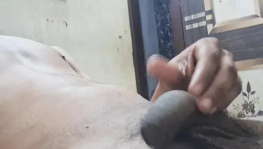 Deshi indian sex ladka apni step sister ke books ko dekh kar apna Kala mota Lund hilata hai hai jo bahut hi bada hai