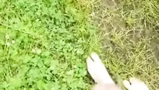 Berjalan di depan umum sambil mengenakan celana dalam yang kotor