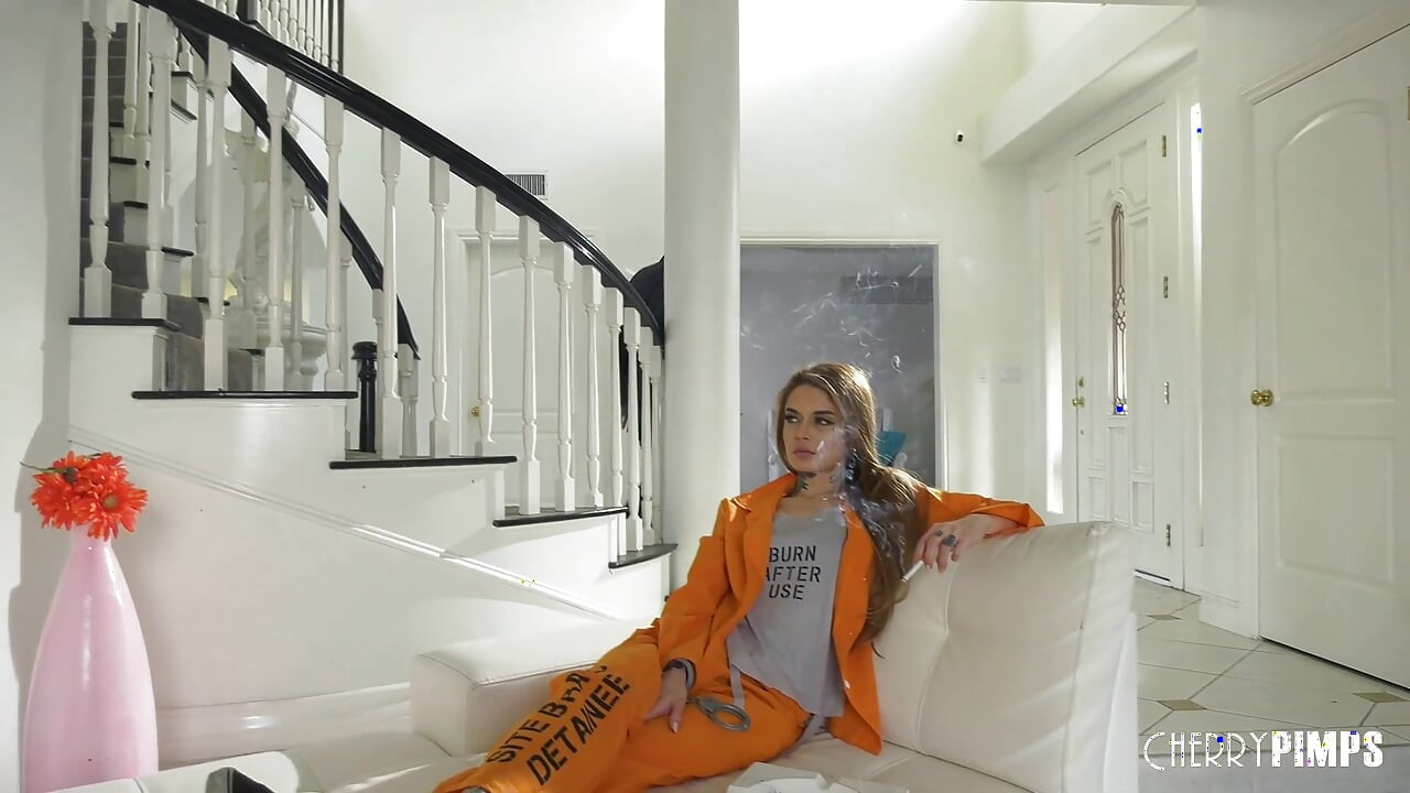 Latina má menina Vanessa Vega esguicha enquanto fode seu sugar daddy!
