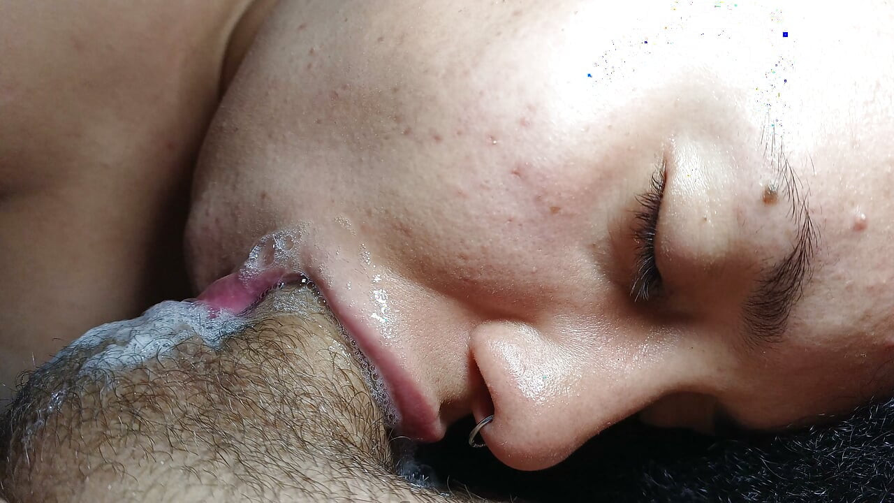버블링 POV - 맛있는 젖은 오럴, 모든 것이 주스로 덮일 때까지 섹스합니다.