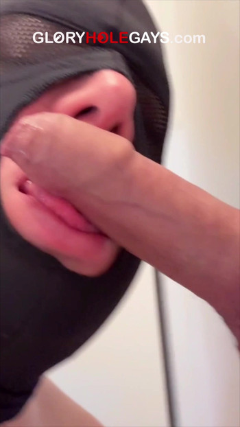Gloryhole Young，饥渴且准备好了 - 他一感觉到就会爆炸
