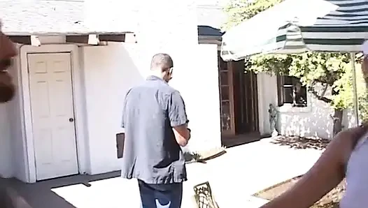 Genç kız kimin yarağını emdiğini göremiyor