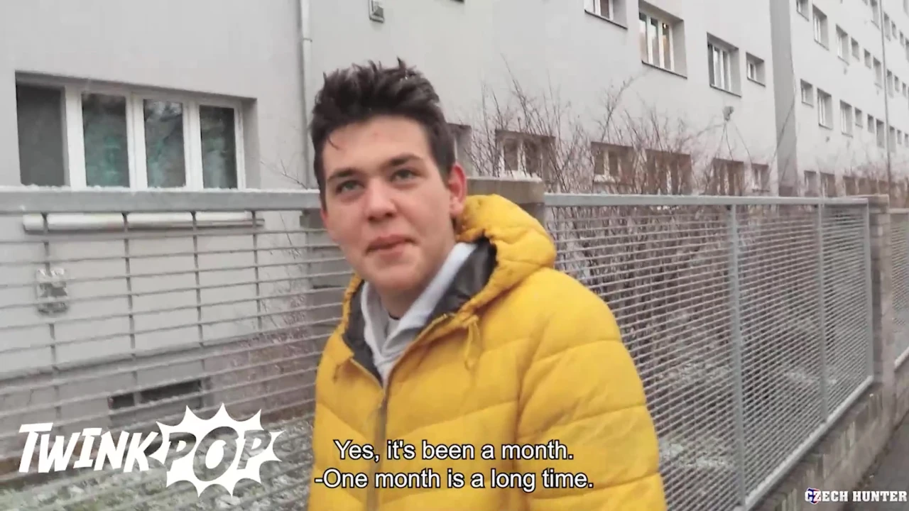 Ona ekstra sevgi vermek isteyen bu adamla karşılaştığında sigara almaya gidiyor - twink pop