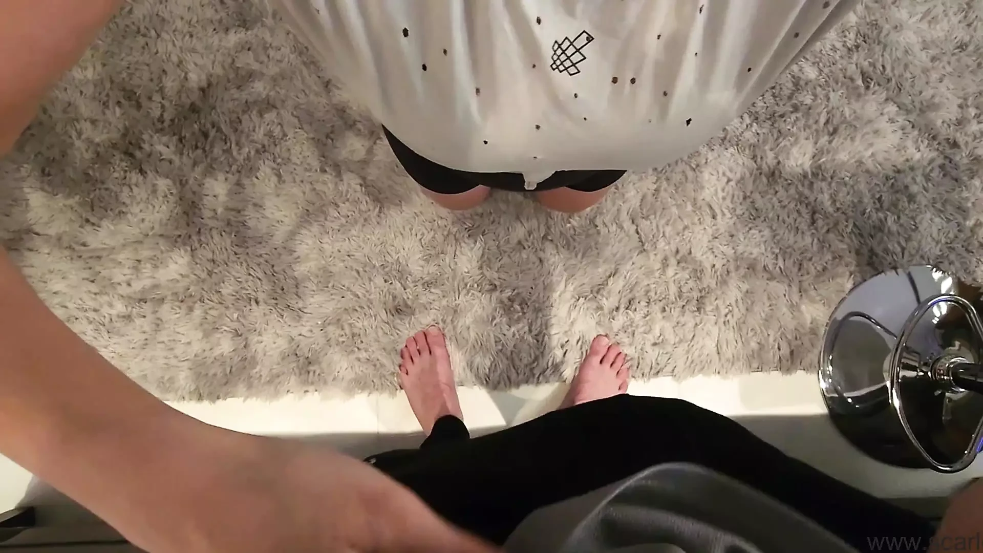 老师向她最好的朋友展示应该如何吮吸他的鸡巴