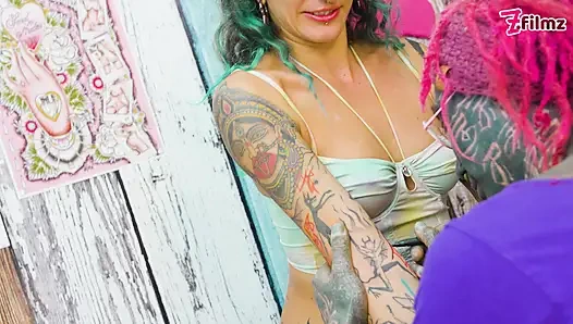 ALT-mädchen anAL während der TATTOO-session gefickt - schlampiger blowjob &squirting